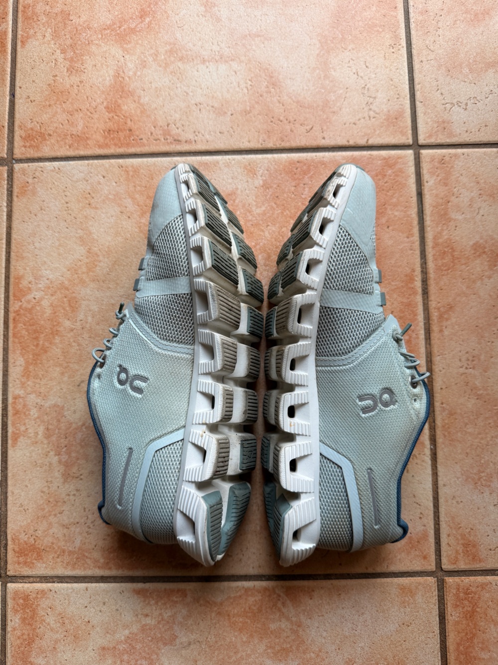 On Running Cloud shoes - Picture 3 of 5